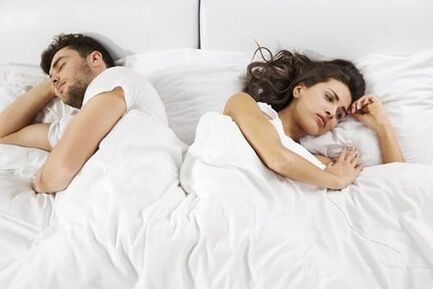 Un uomo con potenza debole e una donna frustrata a letto
