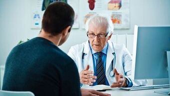 Una consultazione del medico con problemi con la potenza