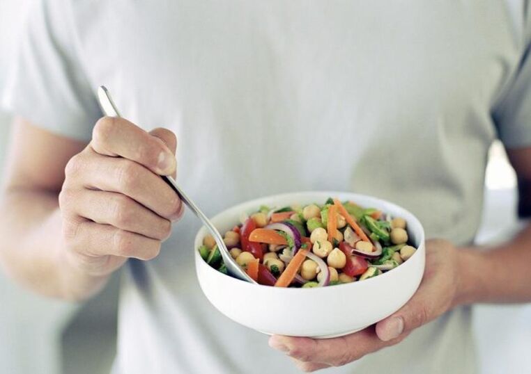 mangiare insalata di verdure per la potenza
