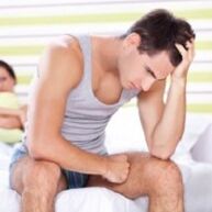 un uomo è arrabbiato per la scarica patologica quando è eccitato